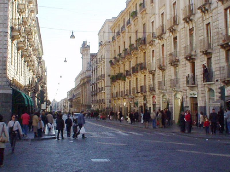 Catania: lampione si stacca e colpisce una donna in via Etnea