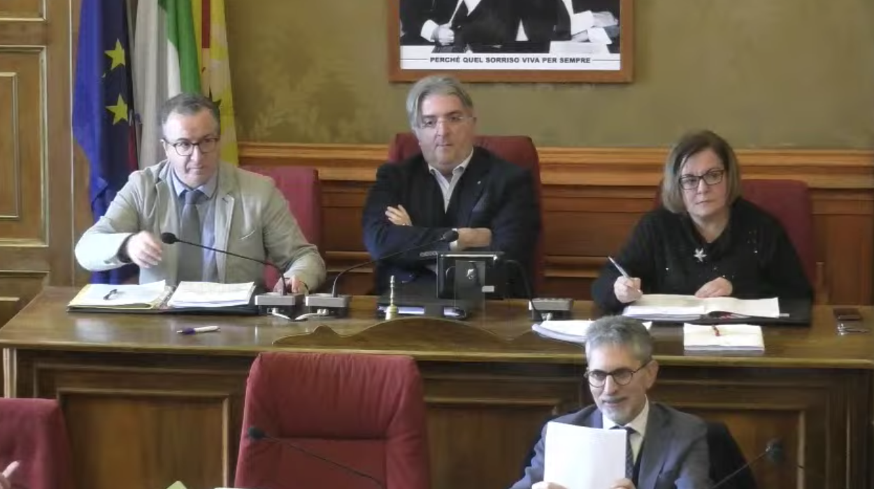 Capodanno col botto al Consiglio comunale. Rinviato a domani il voto sul bilancio manca la maggioranza in aula
