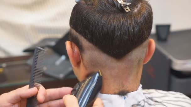 Non gradisce il taglio di capelli dal barbiere: va in polizia e lo denuncia per “lesioni personali”. Accade in Svizzera