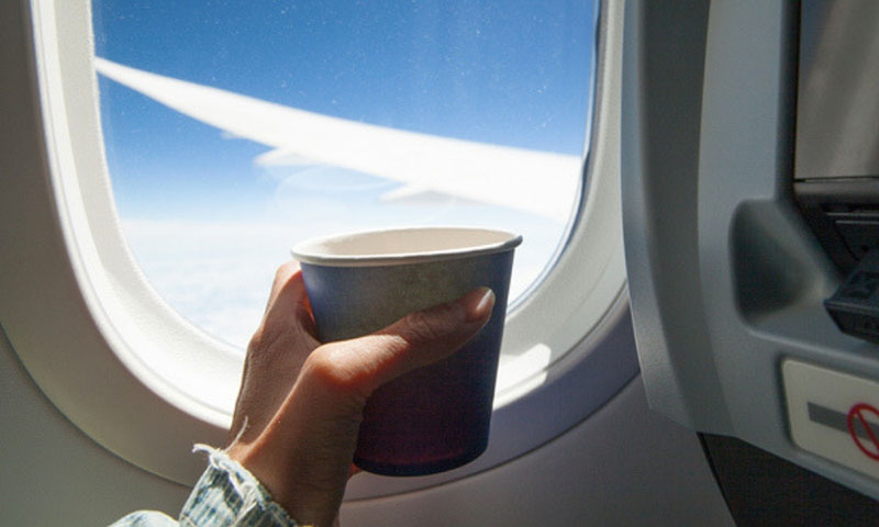 Si brucia con il caffè in volo, la compagnia aerea è responsabile