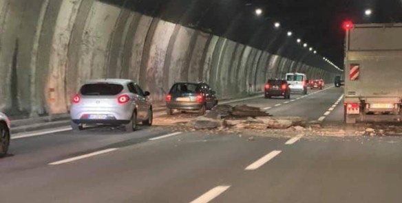 Genova: tragedia sfiorata in autostrada, lastre e pezzi di cemento crollano dal soffitto in galleria