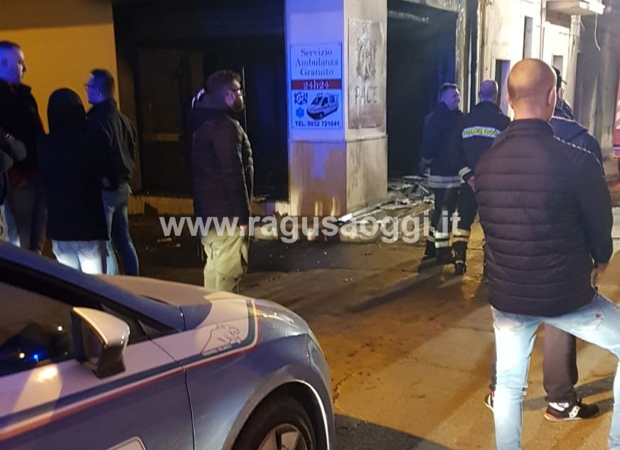 Incendio di natura ancora non chiara ai danni di un’agenzia di pompe funebri a Comiso. VIDEO