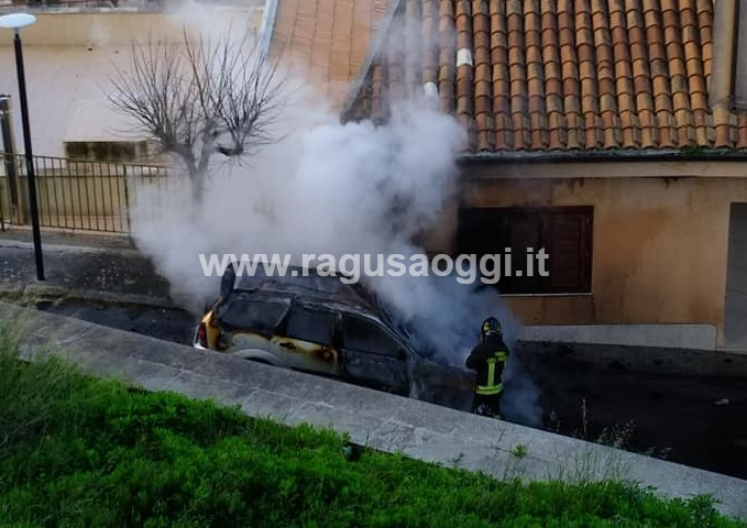A fuoco un’auto a Chiaramonte