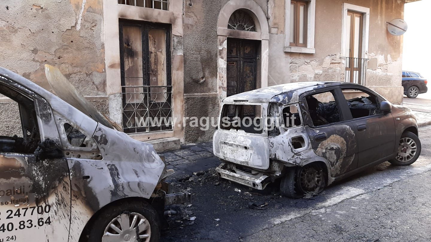 Ragusa: a fuoco un mezzo delle onoranze funebri in via Garibaldi