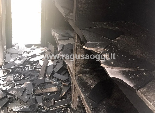 Incendio doloso al cimitero di Comiso