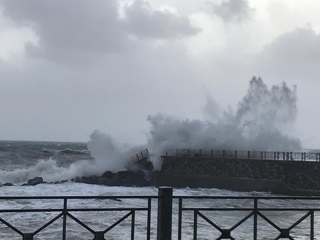 Onde estreme: crolla il molo di Pizzo Calabro