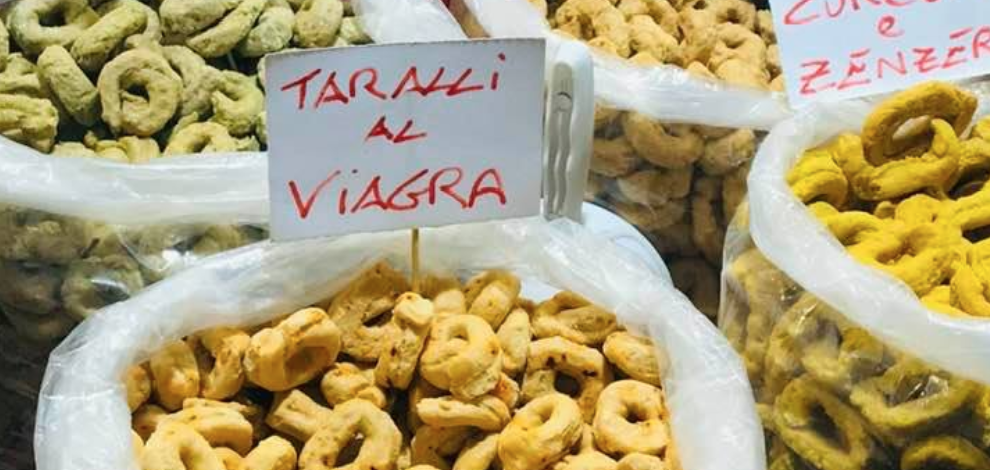 Ed ecco i taralli al viagra. Li vendono in un mercatino natalizio al Katanè
