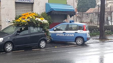 Rubavano fiori dal cimitero di Catania: erano due fiorai