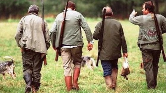 “Questa non è zona di caccia”: passanti rimproverano cacciatori, ma a loro non importa