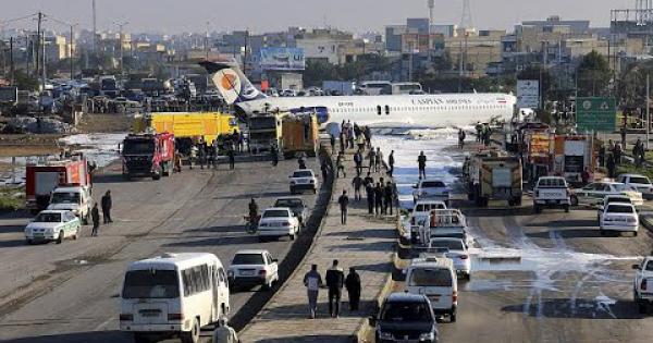 Iran: aereo di linea atterra sull’autostrada a Mahshahr, i passeggeri sono tutti salvi