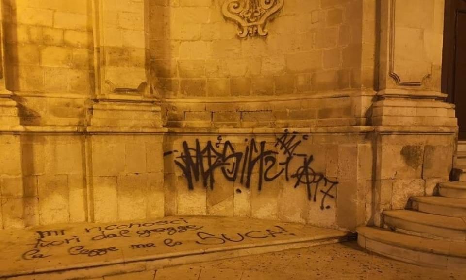 Vandali in azione a Vittoria: imbrattati i muri del teatro comunale e della chiesa delle Grazie