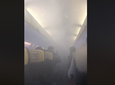Panico su un volo Ryanair diretto a Londra: fumo in cabina, atterraggio d’emergenza a Bucarest. VIDEO
