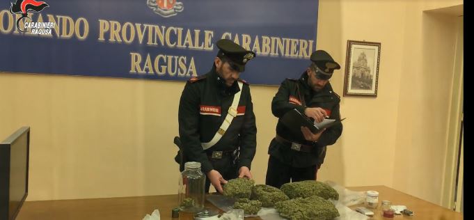 Tre chili di marijuana nella busta della spesa: arrestati due vittoriesi a Roccazzo