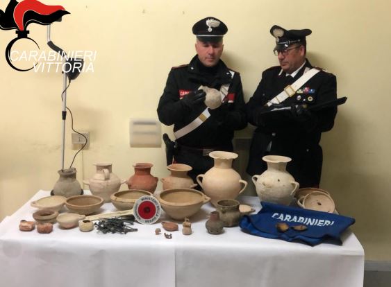 A Kamarina uno scavo archeologico clandestino di una necropoli greca Denunciate tre persone, sequestrati reperti