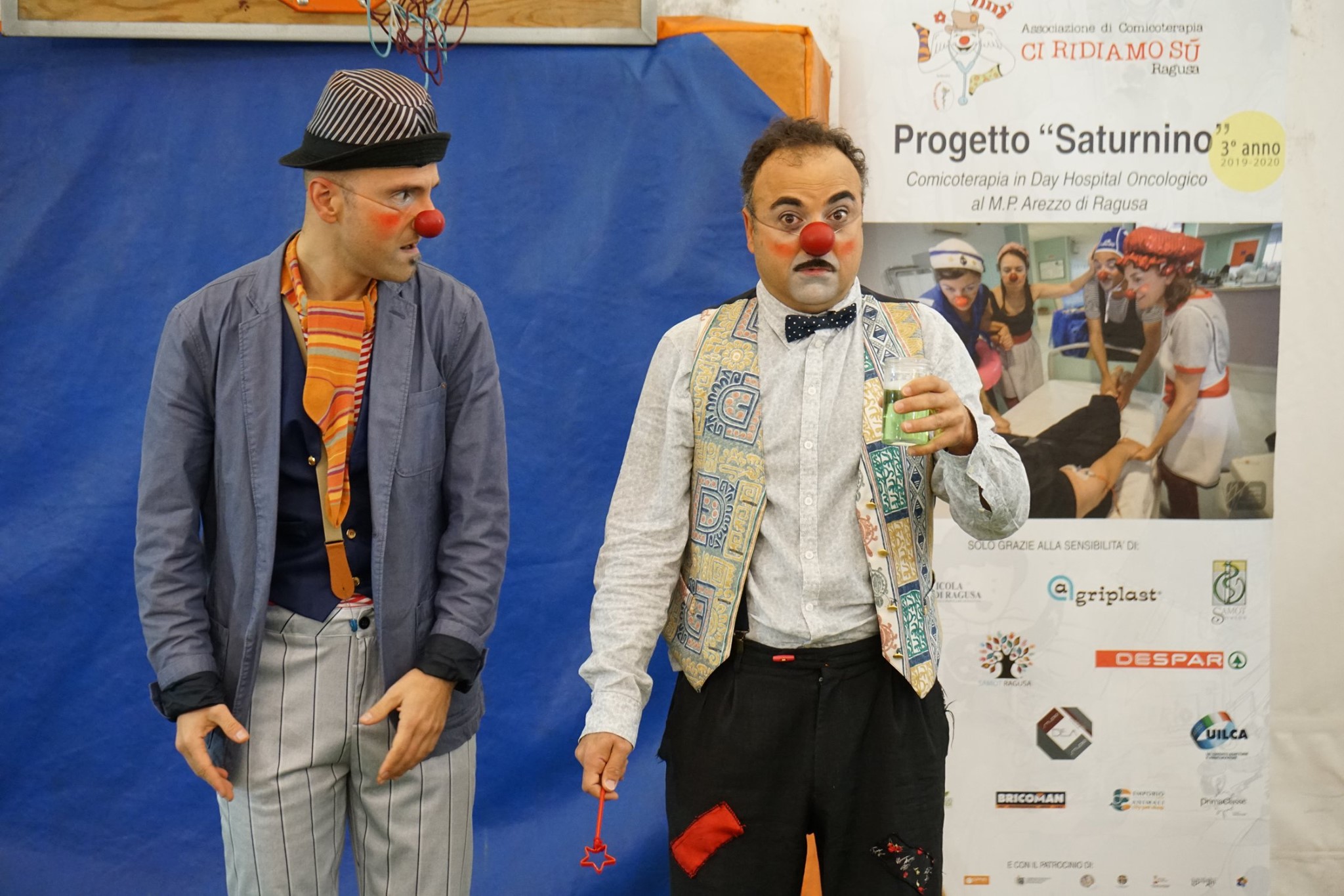 I clown dottori di “Ci ridiamo sù” portano magia alla scuola Ecce Homo di Ragusa. FOTO