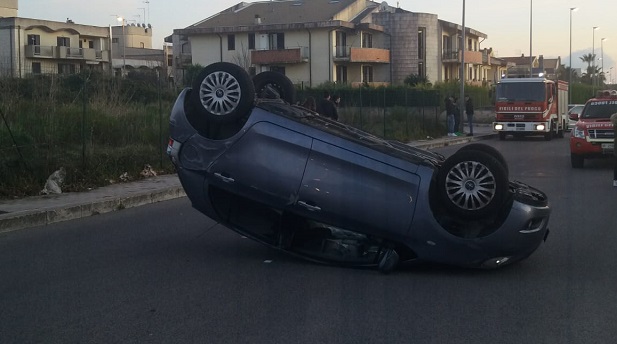 Auto cappotta in via Irlanda, a Ragusa