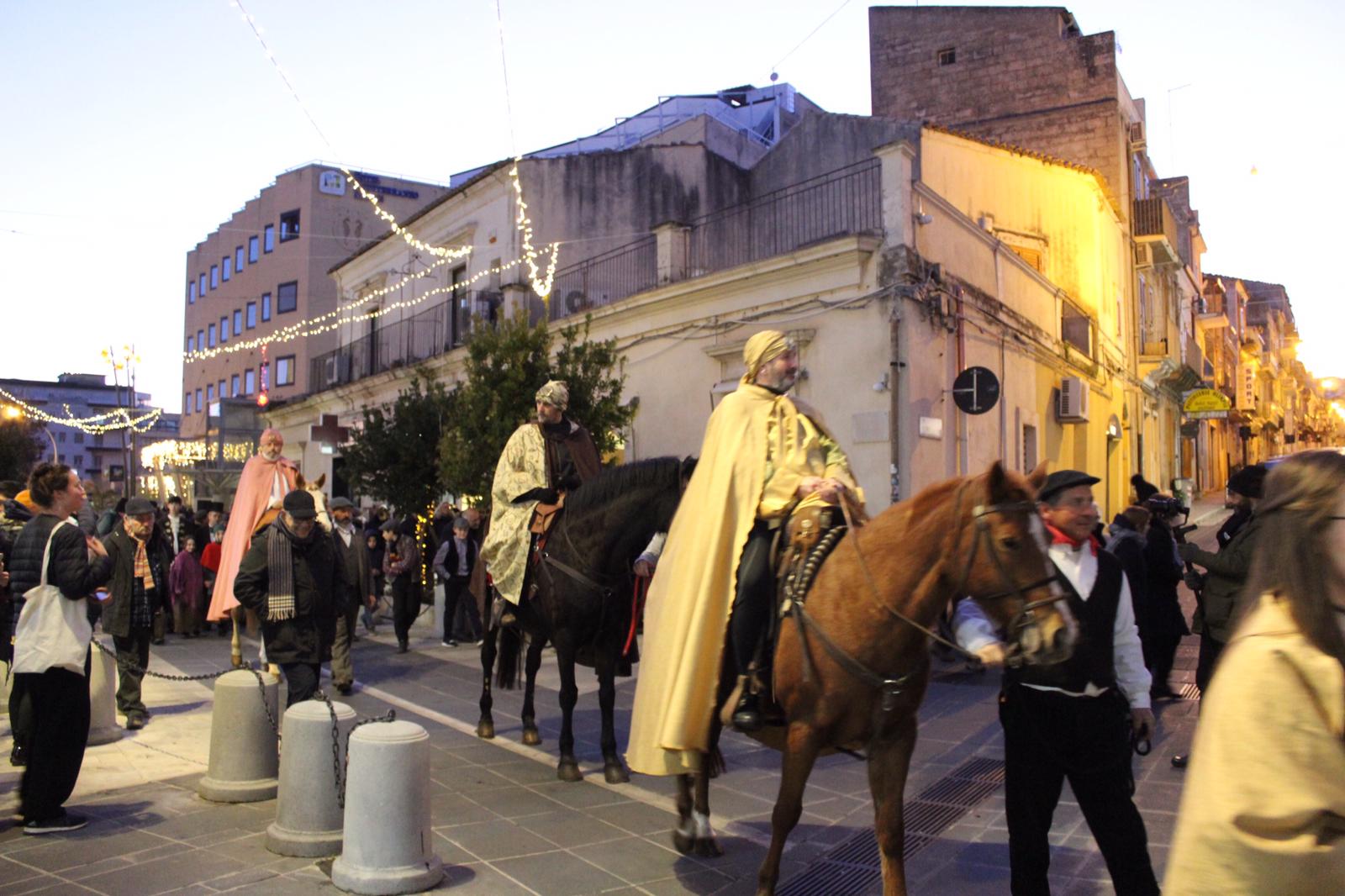Con la sfilata dei Magi a cavallo, chiude il presepe vivente dell’Ecce Homo a Ragusa