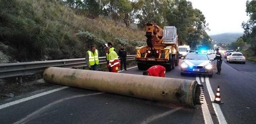 Un tubo di 5 tonnellate al centro della carreggiata della Ragusa Catania. Evitati incidenti