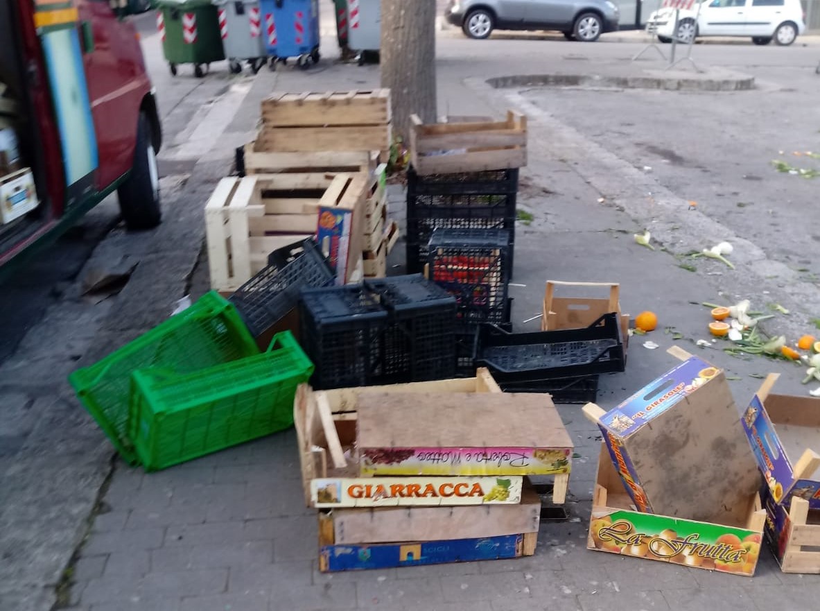 Ragusa: residenti di via Piemonte esasperati dai rifiuti abbandonati e dai cattivi odori nel giorno del mercato