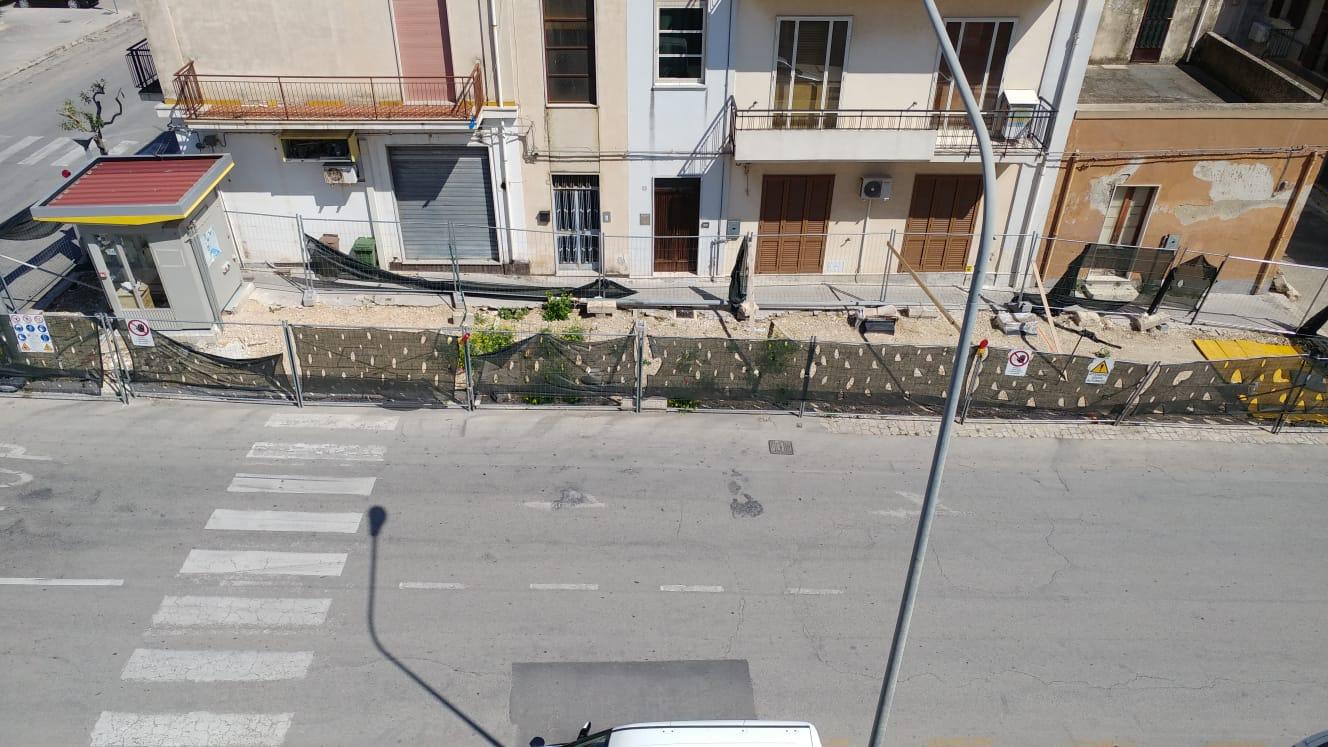 Quel distributore di benzina in pieno centro storico, a Ispica. FOTO