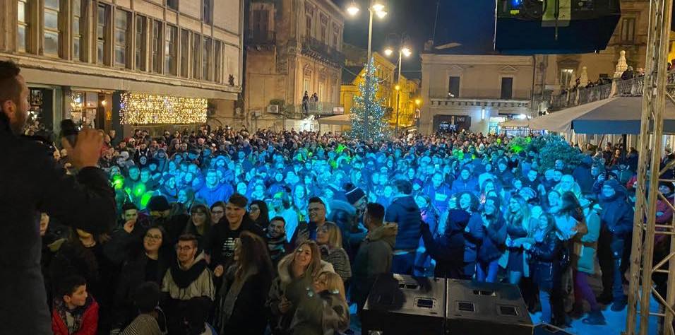 Grande partecipazione per il Capodanno in piazza a Ragusa. Si balla fino a notte fonda. VIDEO E FOTO