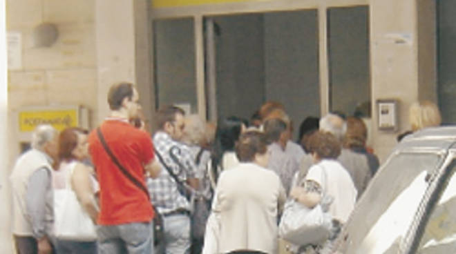 Esponenti di partito che sbrigano pratiche per i cittadini facendogli saltare le code. Ecco il “sistema Ragusa” denunciato da Cassì