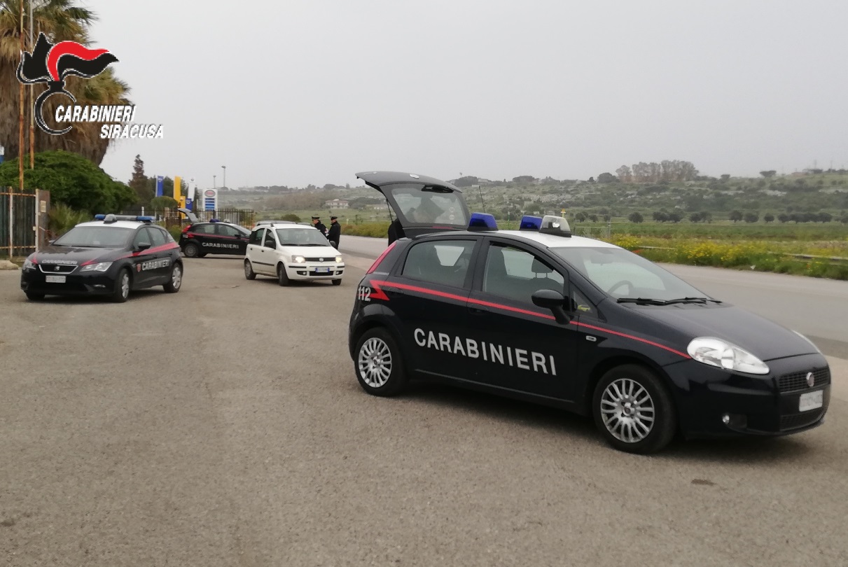 Brucia sterpaglie e inonda di fumo il centro abitato di Portopalo. Denunciato