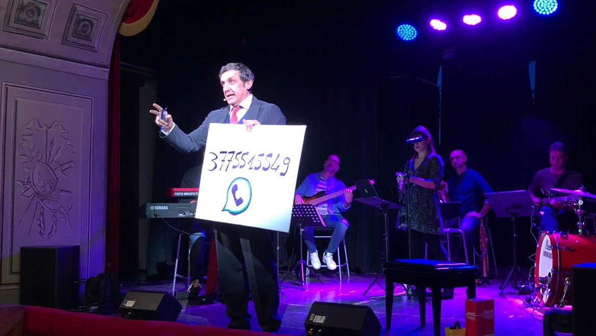 Grande successo per Flavio Insinna al Teatro Donnafugata. Prevista oggi doppia replica