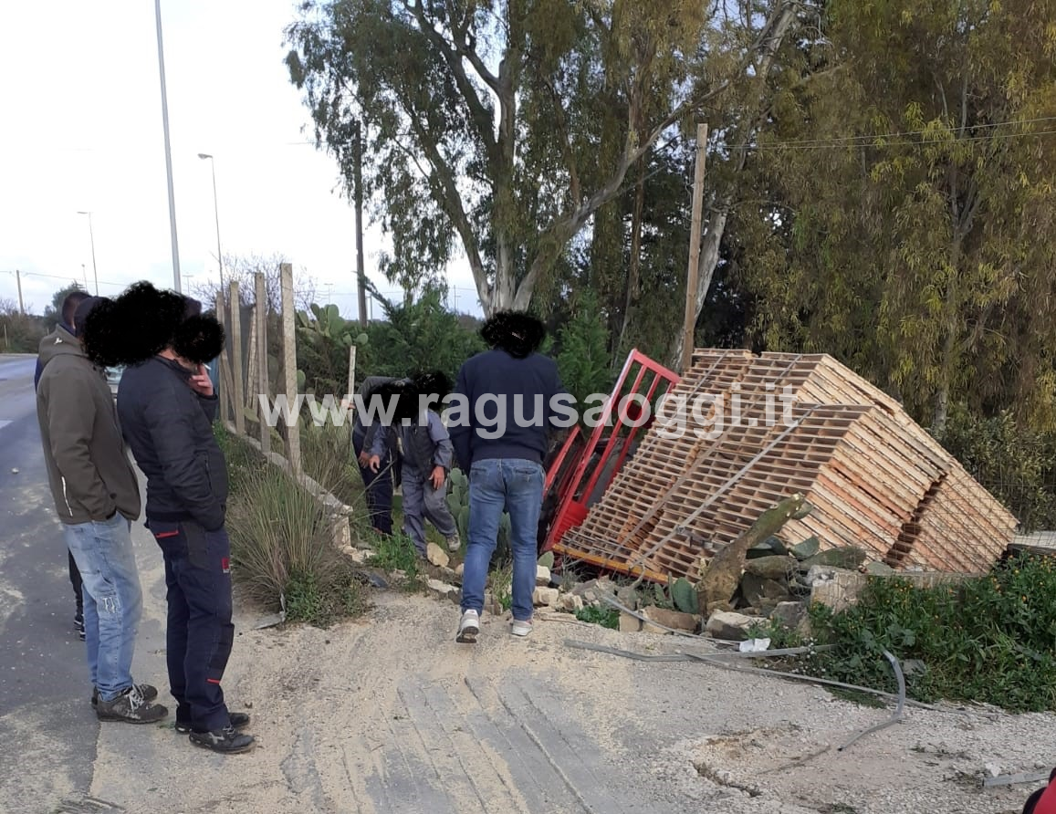 Incidente sulla Ex Sp. 17 per Scoglitti, furgoncino fuori strada