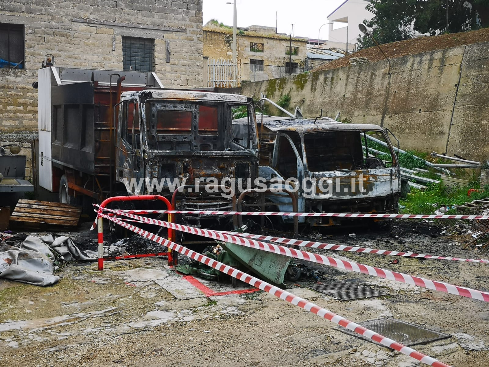 Acate: a fuoco mezzi della ditta Mecogest e del Comune. FOTO