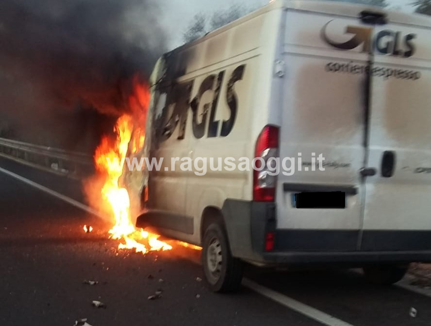 A fuoco un furgone sulla Ragusa-Modica, interventui i Vigili del fuoco