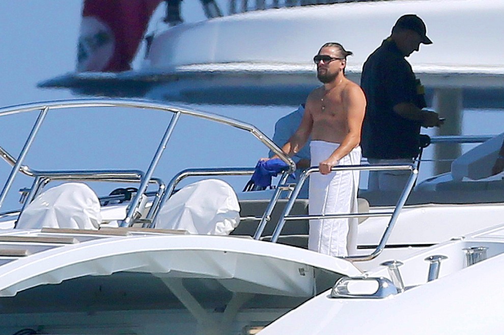 Cade da una nave e rischia di annegare: ma lo salva Leonardo Di Caprio. Come in Titanic