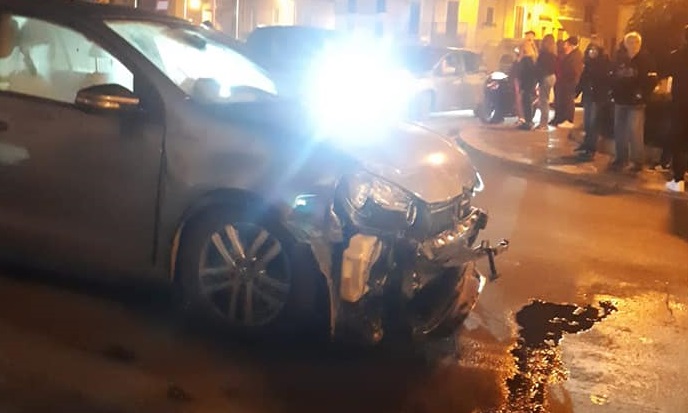 Incidente a Scicli: auto sbatte contro un muro e sfonda una porta, feriti due giovani