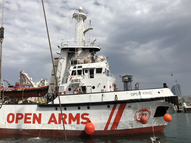 L’Ong Open Arms a largo del porto di Pozzallo con 363 migranti a bordo
