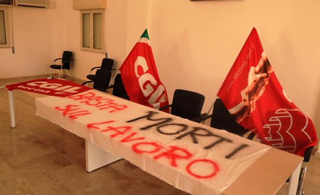 Sit-in davanti al mercato ortofrutticolo di Donnalucata teatro della morte di Memmo Paolello
