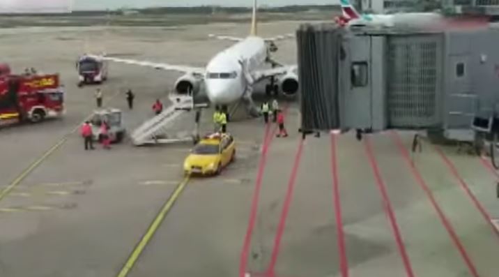 Germania: aereo atterra e prende fuoco. I 163 passeggeri vengono evacuati dagli scivoli. VIDEO