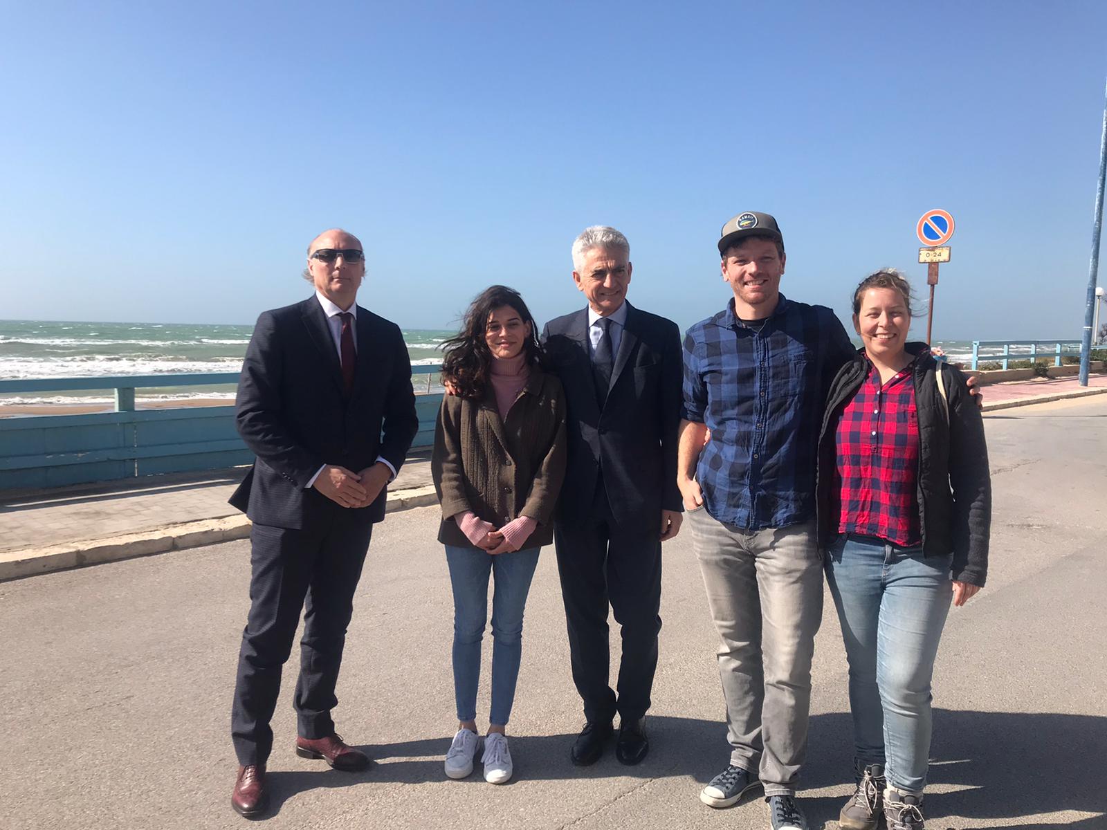 Turisti tedeschi e volontari vittoriesi ripuliscono la spiaggia della Lanterna