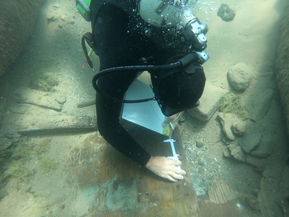 Nave lapidaria del II secolo d.C. nei fondali di Kamarina: rinvenuti marmi, anfore e un bozzello con cima intatta. FOTO