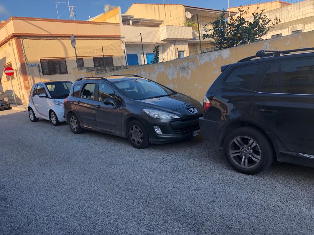 Frantumano i vetri delle auto in sosta per depredarle. Succede a Ragusa
