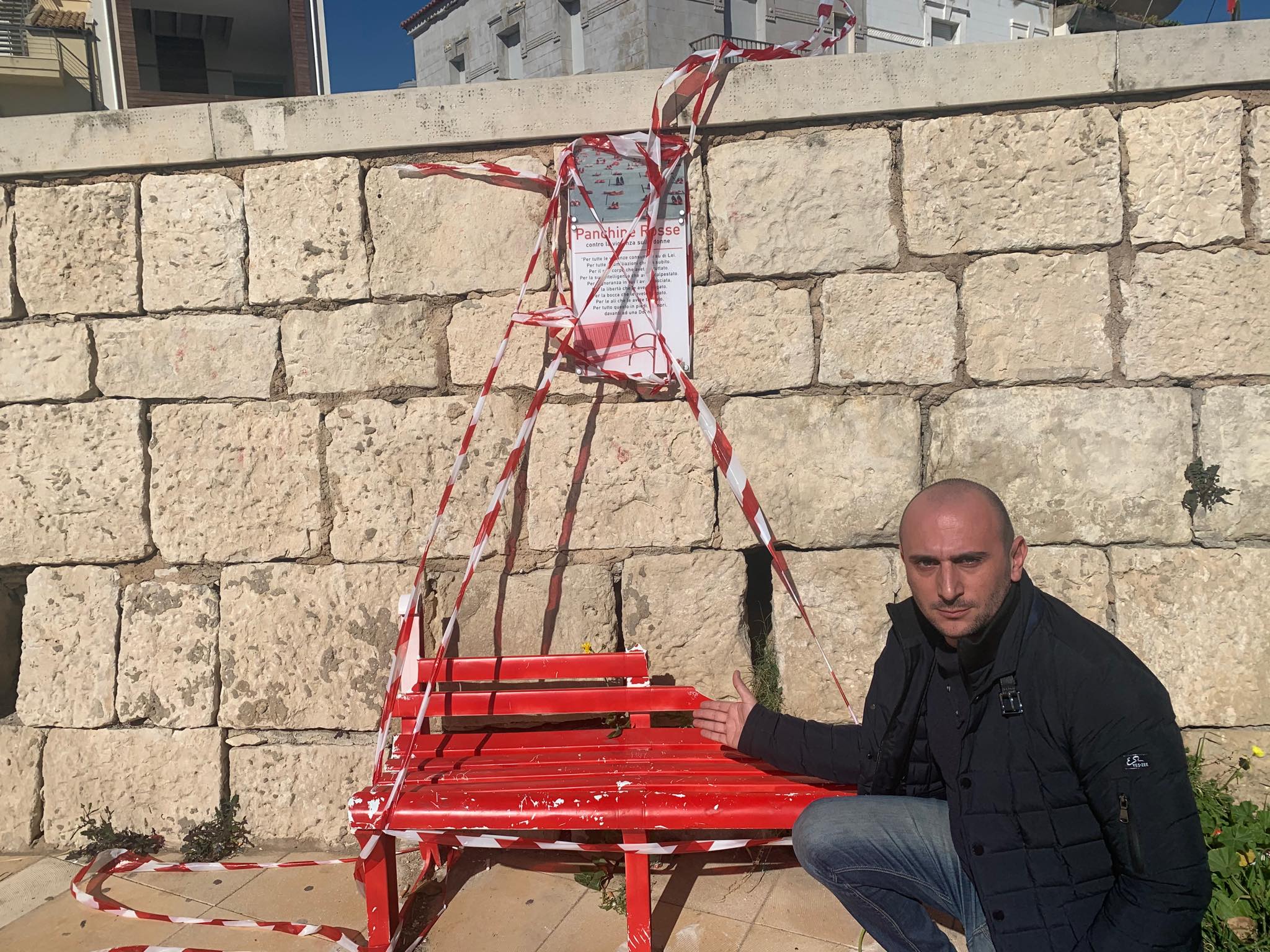 Distrutta e vandalizzata la panchina rossa antiviolenza di Scoglitti