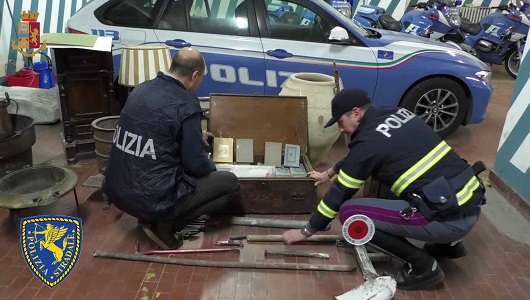 Cinquantenne senza patente da dieci anni alla guida di auto con refurtiva di valore. Denunciato