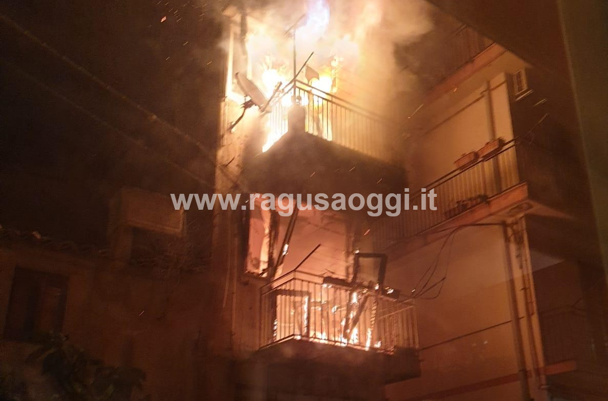 A fuoco un’abitazione nel quartiere San Vito a Chiaramonte. FOTO e VIDEO