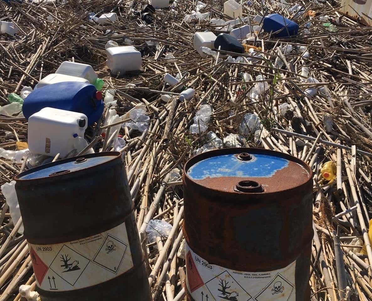 Bidoni di pesticidi trasportati dal Dirillo, ad Acate. Ma una bonifica no?