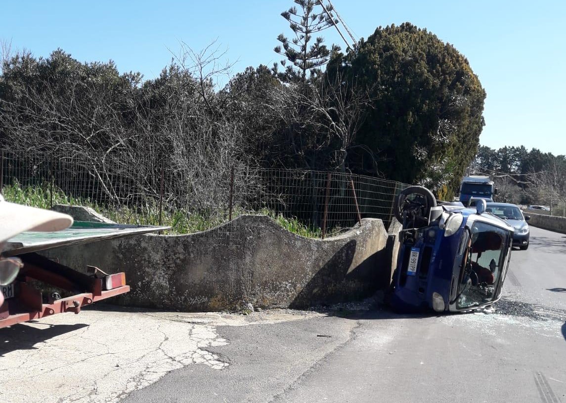 Cappotta Smart, ferita una giovane modicana