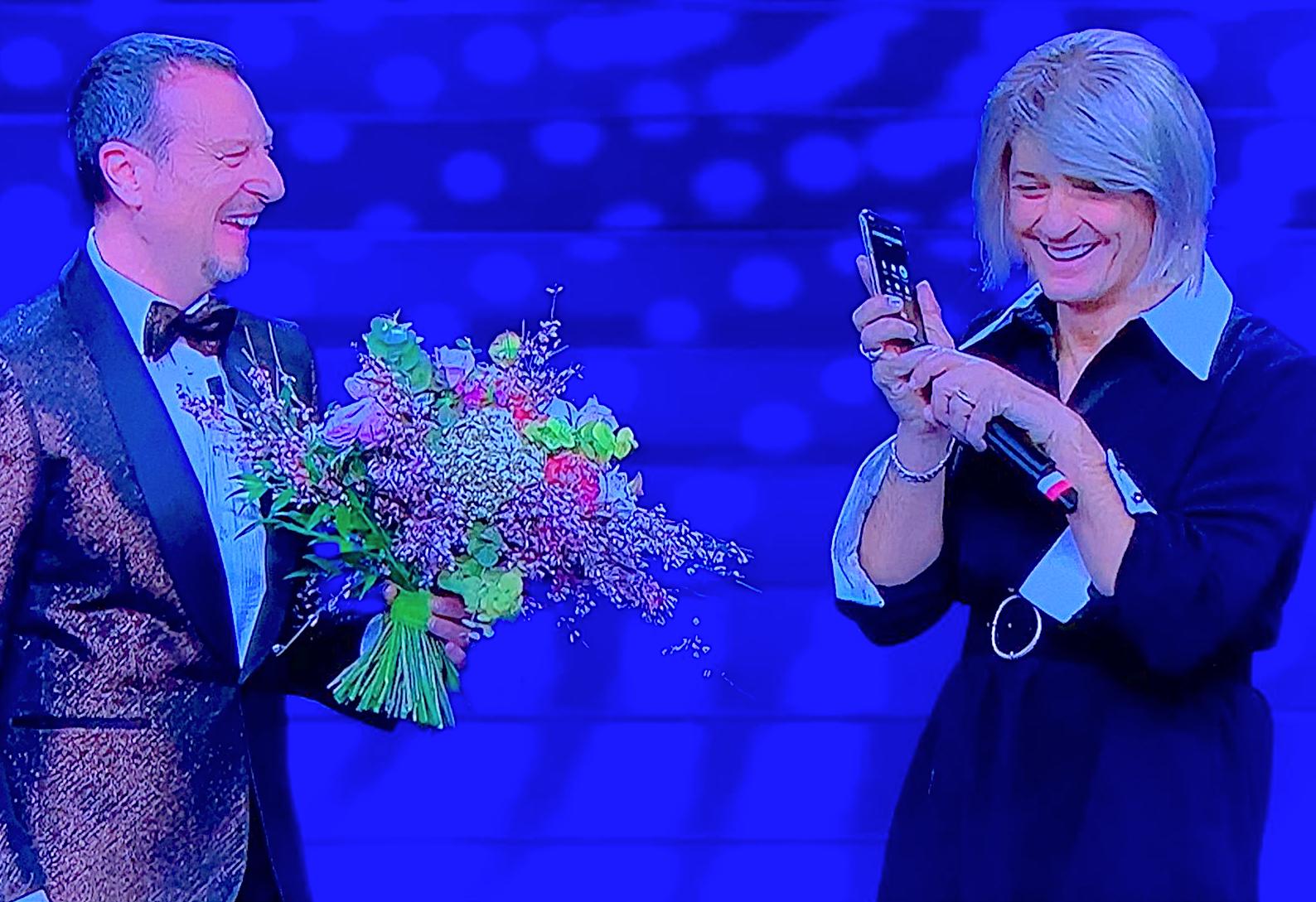 Fiorello entra all’Ariston vestito da Maria De Filippi e la doppia al telefono (Foto)