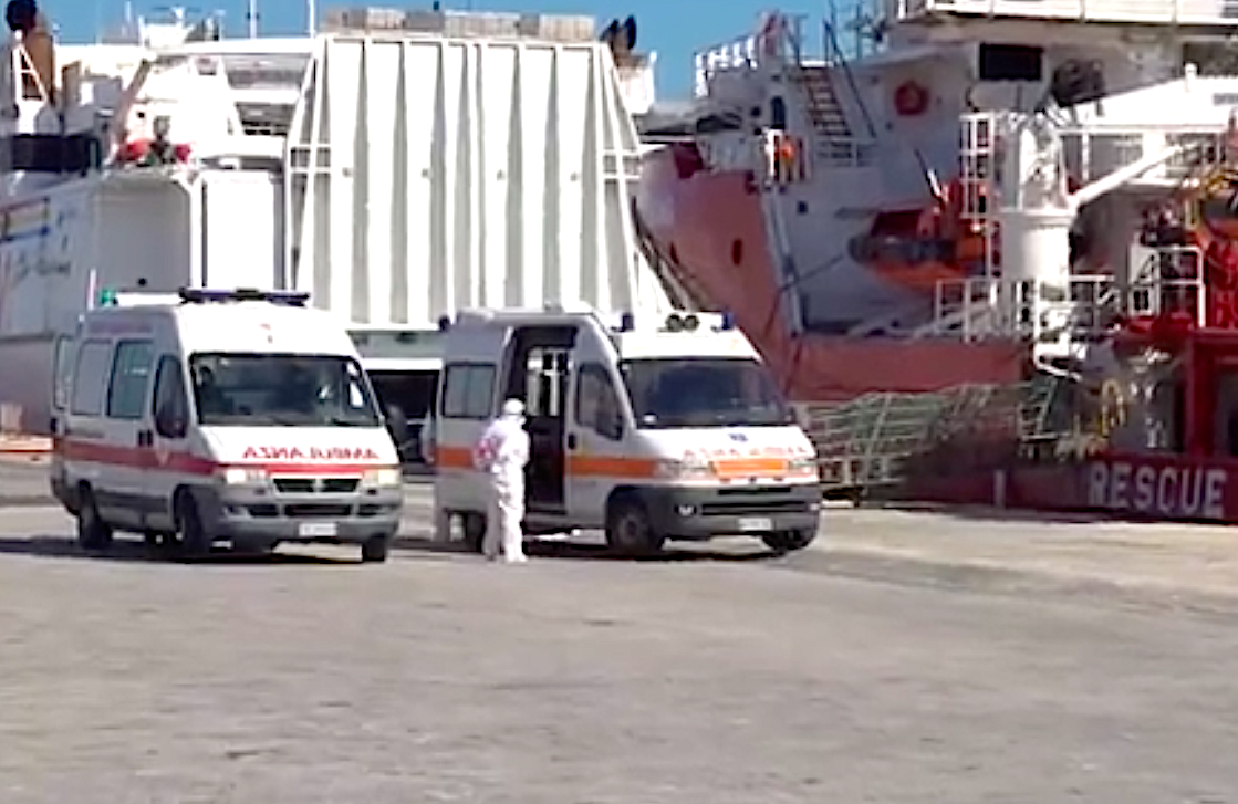 Sbarco migranti a Pozzallo, sindaco Ammatuna rassicura: “Non c’è sospetto di coronavirus a bordo”
