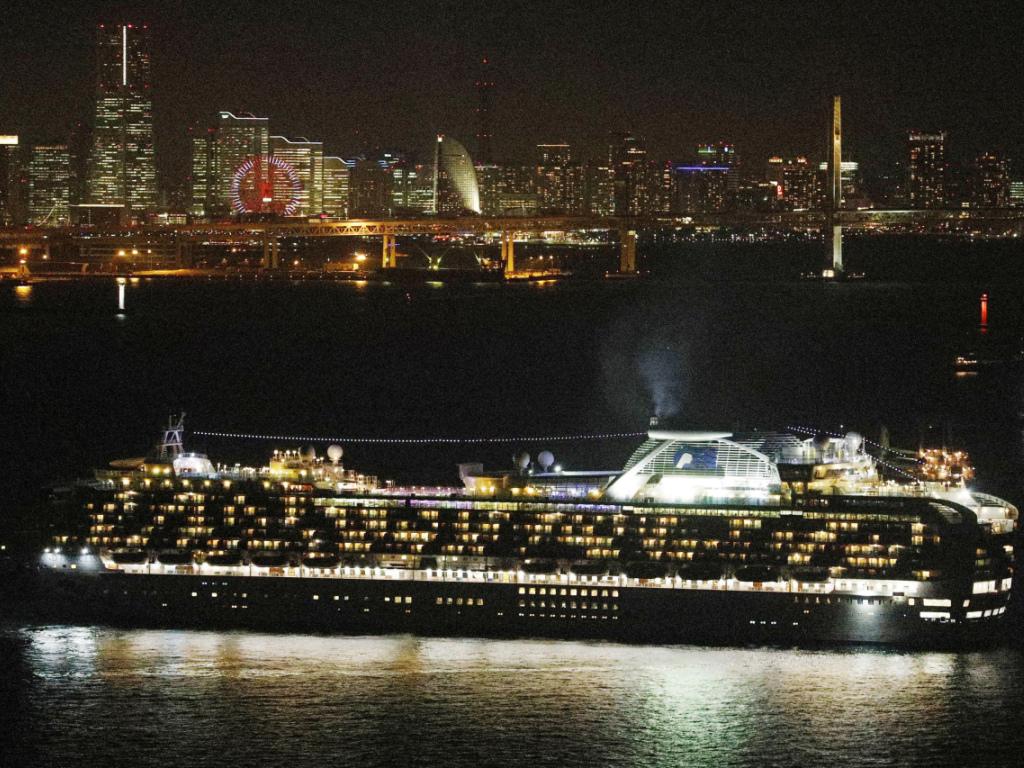 Coronavirus, nave da crociera Diamond Princess isolata nel porto di Yokohama: a bordo sono stati costatati dieci casi d’infezione
