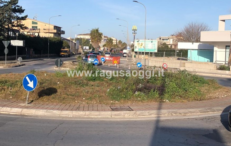 Si schianta sulla rotatoria di viale delle Americhe, incidente a Ragusa