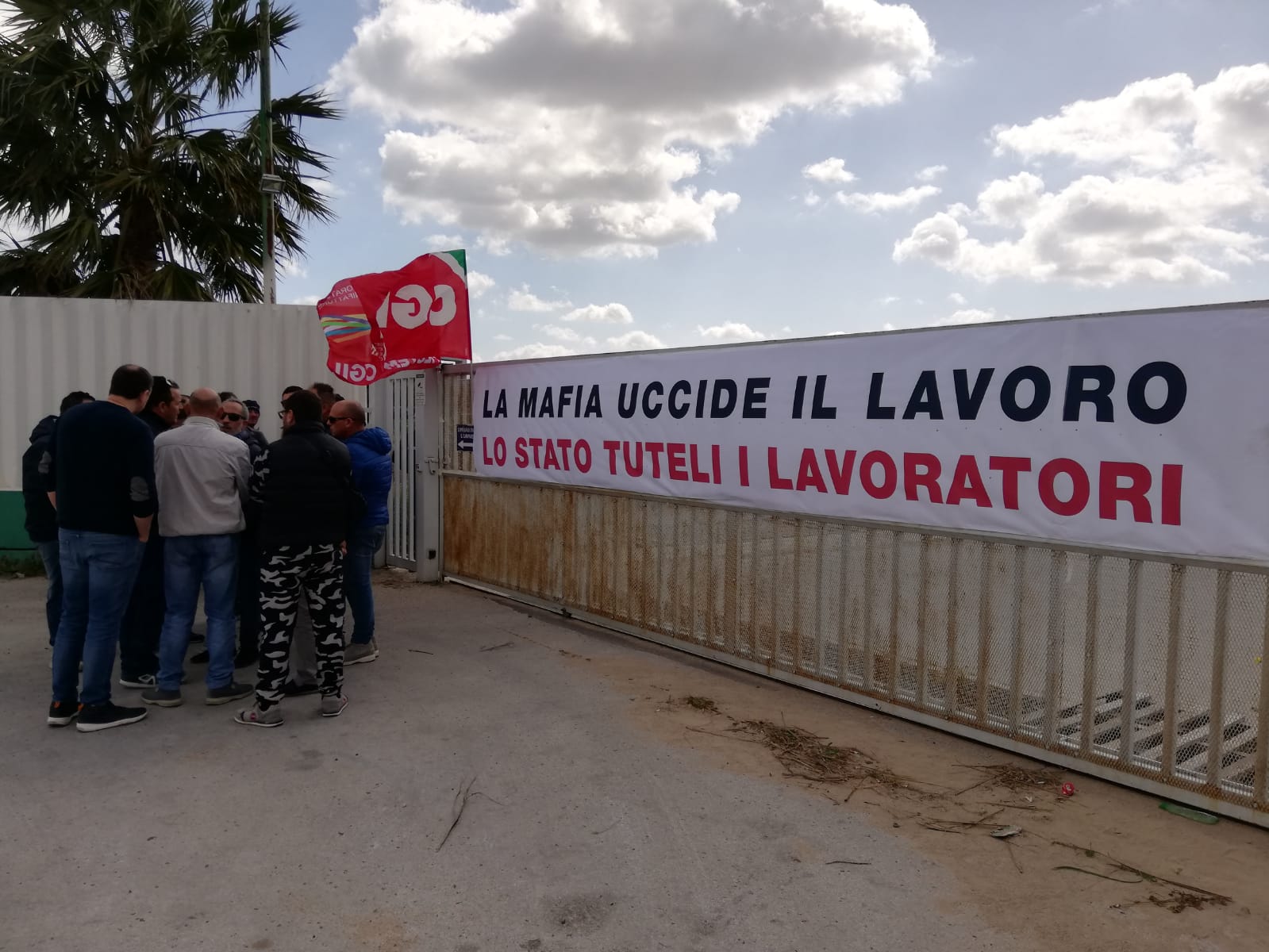 Sit-In di protesta stamani all’Iblea Plast a Vittoria, azienda sequestrata alla mafia Il conto lo pagano i lavoratori: disoccupati e senza indennità