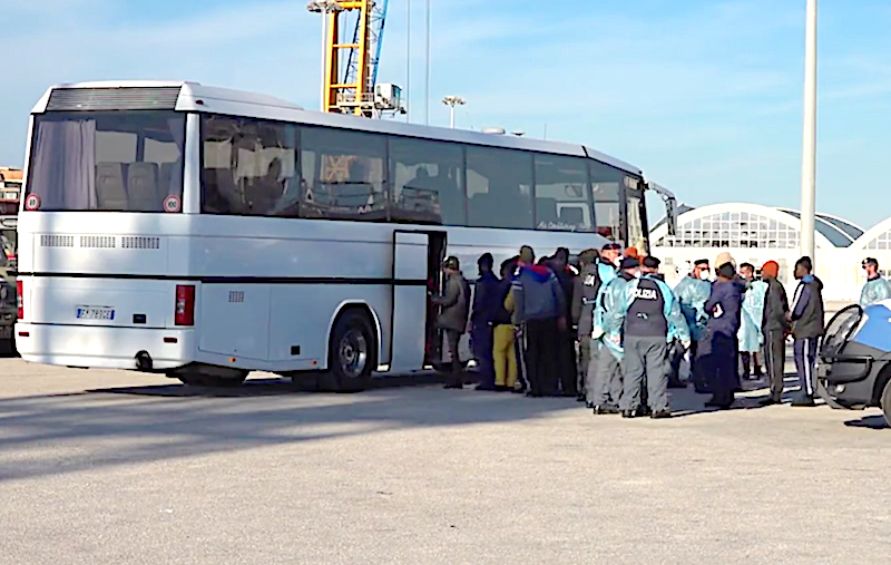 Gli 11 migranti positivi al Covid trasferiti da contrada Cifali